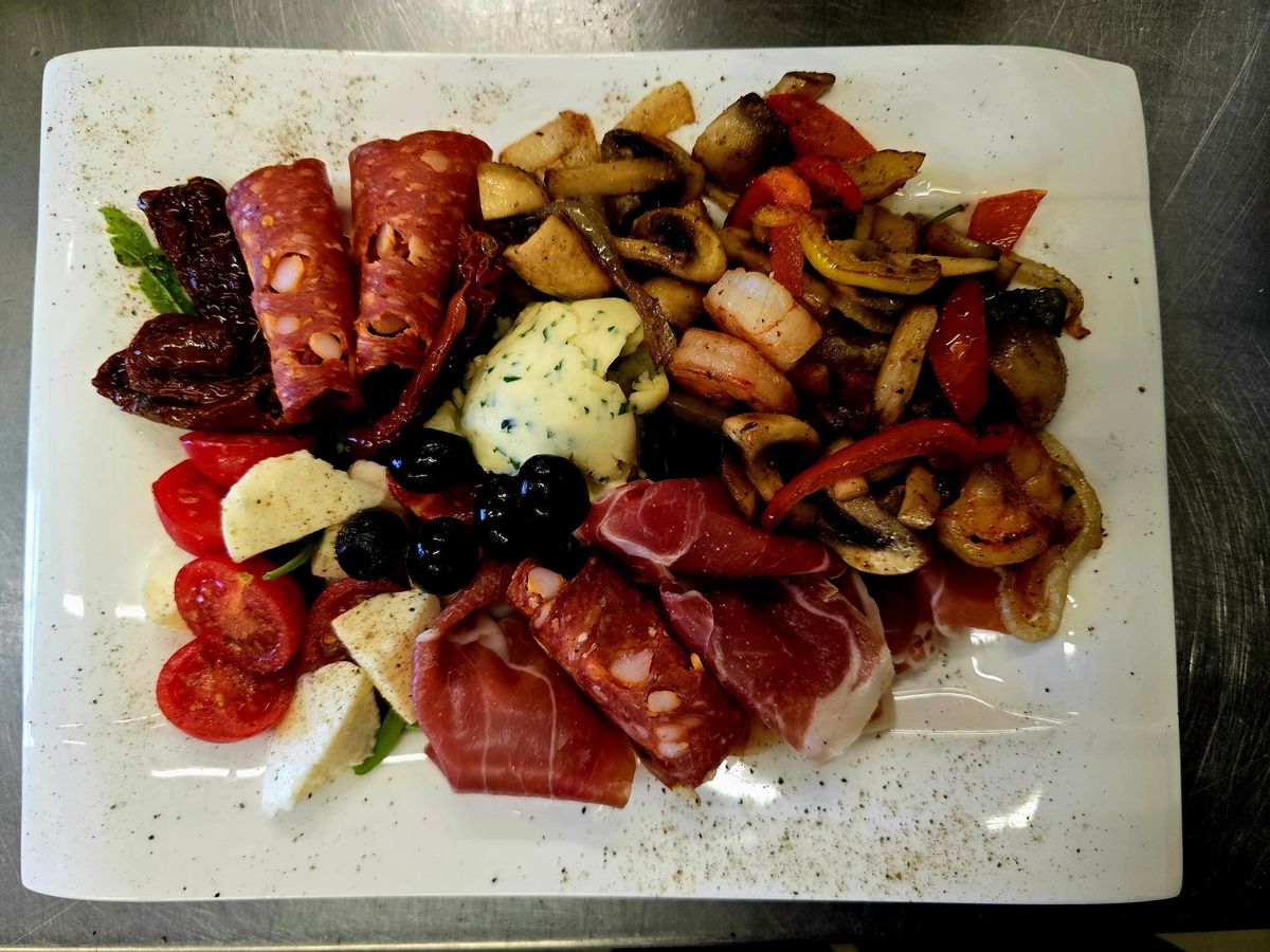 Antipasti-Teller mit Schinken, Salami, Mozzarella und gegrilltem Gem&uuml;se